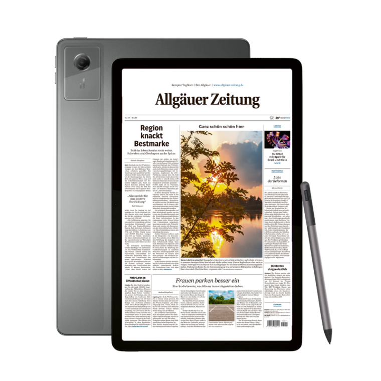 Tablet mit Stift, Vorderseite zeigt digitale Zeitung "Allgäuer Zeitung", Rückseite mit Kamera und Lenovo-Logo.