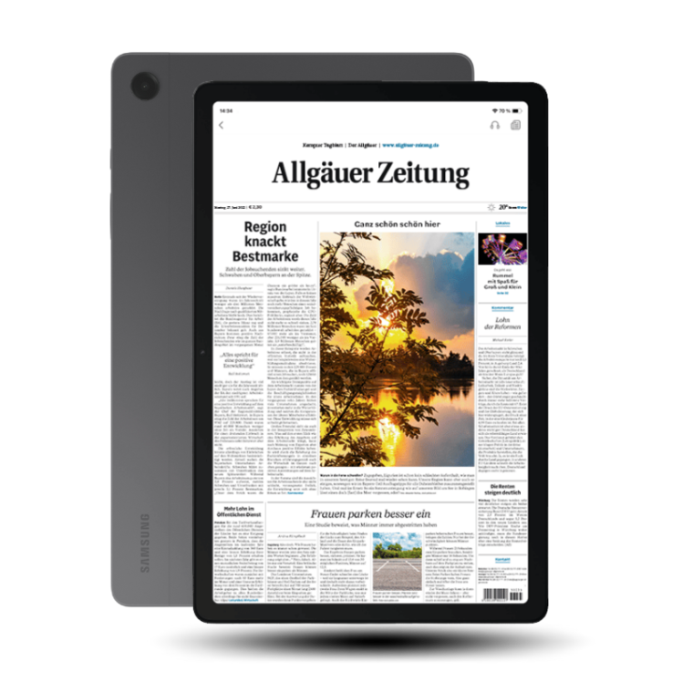 Vorder- und Rückseite eines Samsung Galaxy Tab A11 Plus mit geöffneter Zeitung auf dem Display.